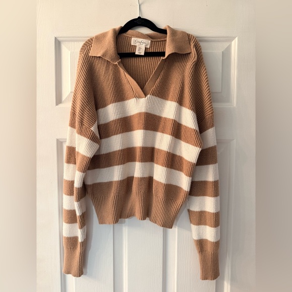 Jessica Simpson Sweaters - Jessica Simpson Tan and White V-Neck Collar Sweater